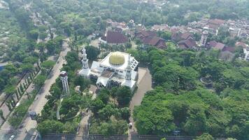 4k cenas aéreo Visão do a baitul faidzin grande mesquita às meio dia dentro a meio do a central governo administração. video