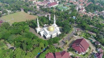 4k metraggio aereo Visualizza di il baitul faidzin mille dollari moschea a mezzogiorno nel il mezzo di il centrale governo amministrazione. video