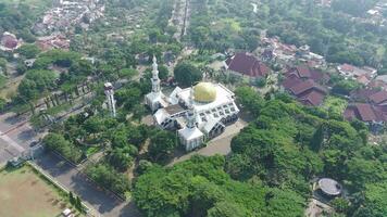 4k Aufnahmen Antenne Aussicht von das baitul faidzin großartig Moschee beim Mittag im das Mitte von das zentral Regierung Verwaltung. video