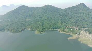 4k metraggio aereo Visualizza di waduk jatiluhur nel il mattina. video