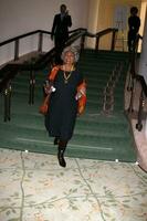 nichelle nicolas llegando a el esencia almuerzo a el beverly colinas hotel en beverly colinas California en febrero 19 20092009 foto