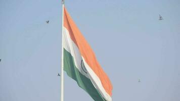 Indien-Flagge, die hoch am Connaught-Platz mit Stolz auf den blauen Himmel fliegt, Indien-Flagge flattert, indische Flagge am Unabhängigkeitstag und Tag der Republik Indien, Schuss nach oben geneigt, indische Flagge schwenkend, Har Ghar Tiranga video