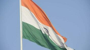 Indien-Flagge, die hoch am Connaught-Platz mit Stolz auf den blauen Himmel fliegt, Indien-Flagge flattert, indische Flagge am Unabhängigkeitstag und Tag der Republik Indien, Schuss nach oben geneigt, indische Flagge schwenkend, Har Ghar Tiranga video