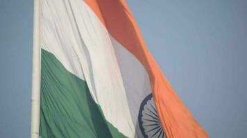 Indien-Flagge, die hoch am Connaught-Platz mit Stolz auf den blauen Himmel fliegt, Indien-Flagge flattert, indische Flagge am Unabhängigkeitstag und Tag der Republik Indien, Schuss nach oben geneigt, indische Flagge schwenkend, Har Ghar Tiranga video