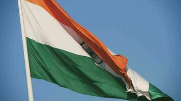 Indien-Flagge, die hoch am Connaught-Platz mit Stolz auf den blauen Himmel fliegt, Indien-Flagge flattert, indische Flagge am Unabhängigkeitstag und Tag der Republik Indien, Schuss nach oben geneigt, indische Flagge schwenkend, Har Ghar Tiranga video