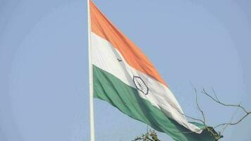 indiase vlag hoog op connaught plaats met trots in blauwe lucht, indiase vlag wapperen, indiase vlag op onafhankelijkheidsdag en republiek dag van india, tilt-up shot, wuivende indische vlag, har ghar tiranga video