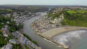 das Küsten Stadt, Dorf von looe im Cornwall Vereinigtes Königreich gesehen von das Luft video