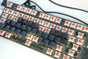 limpieza el computadora teclado con el llaves remoto foto