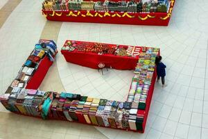 rebaja de textiles y indio bienes en un entretenimiento centro comercial foto