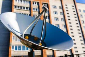 un Bosquejo de un satélite antena instalado en un patio de recreo foto