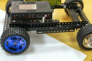 programable para niños robot coche en el formar de un plataforma en ruedas foto