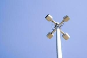 una cámara de vigilancia en un poste en un lugar público. cámara de CCTV foto