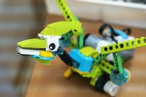 programable para niños robot en el formar de un pterodáctilo foto