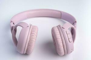 de moda rosado inalámbrico auriculares en un blanco antecedentes. foto