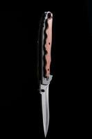 cuchillo táctico supervivencia y protección condiciones difíciles, fondo negro. foto