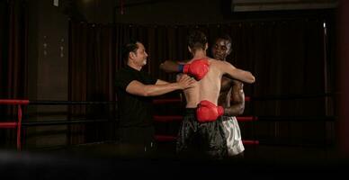 victorioso Boxer el árbitro será aumento su manos en escenario, muay tailandés, tailandés marcial letras. foto