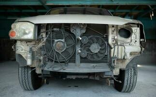 el motor de un coche ese tiene estado golpear duro. profesional técnicos reparar Hasta que eso es en normal trabajando condición. foto