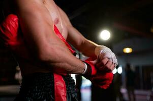 muay tailandés, tailandés marcial letras ese extranjeros son interesado en aprendizaje y practicando para autodefensa o como un profesional Boxer quien peleas en el escenario. foto