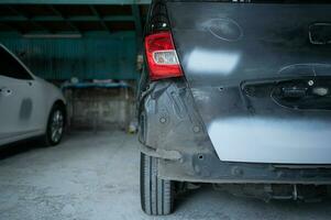 un coche mecánico cheques el condición de un coche cuerpo a ser reparado después un colisión. por calificación el X ese necesitar a ser reparado foto