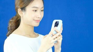 fermer vidéo de asiatique femme en utilisant mobile téléphone en ligne video