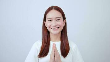 asiático mujer espectáculo calentar sonrisas cuando acogedor clientes. video