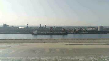 abultar portador Embarcacion descargando carga a un industrial Puerto en Europa video