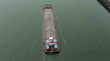 aérien vue de une masse transporteur navire en mouvement limon et le sable video