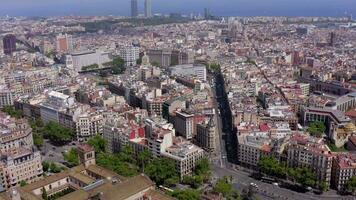 Barcelona stad in Spanje straten met voertuigen in de zomer video