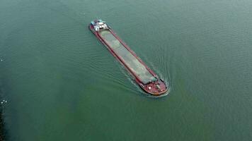 antenne visie van een bulk vervoerder schip in beweging slib en zand video