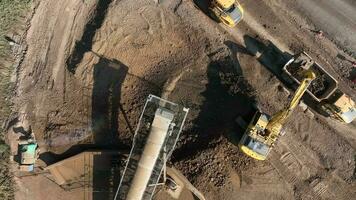 construcción volquete camiones siendo cargado arriba con tierra por un cavador video