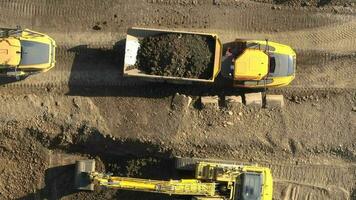 volquete camión siendo cargado arriba con tierra por un cavador video