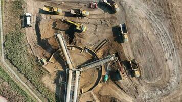 basculante caminhões recebendo terra a partir de uma escavador e transportador video