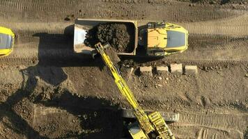 benne un camion étant chargé en haut avec Terre par une excavateur video