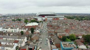 huizen en straten leidend naar anfield in Liverpool video