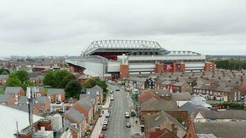 hus och gator ledande till anfield i liverpool video