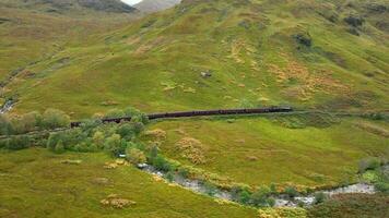 vapeur train dans Écosse qui passe par une loch sur le célèbre route video