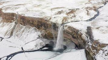 seljalandsfoss Wasserfall ein natürlich Wahrzeichen Attraktion im Island von das Luft video
