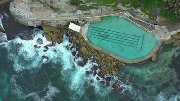 Bronte baden een zout water zwemmen zwembad in Australië vogel oog visie video