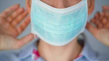 pandemisch bescherming van de covid-19 coronavirus. Kaukasisch vrouw in een medisch gezicht masker. virus bescherming. video