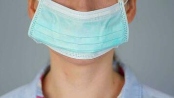 Pandemie Schutz von das covid-19 Coronavirus. kaukasisch Frau im ein medizinisch Gesicht Maske. Virus Schutz. video