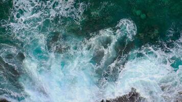 parte superior ver de un abandonado costa. rocoso apuntalar de el isla de tenerife, canario islas, España. aéreo zumbido imágenes de Oceano olas alcanzando apuntalar video