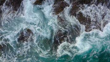 Haut vue de une déserté côte. rocheux rive de le île de Ténérife, canari îles, Espagne. aérien drone métrage de océan vagues atteindre rive video
