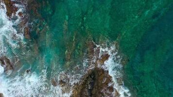top visie van een uitgestorven kust. rotsachtig kust van de eiland van tenerife, kanarie eilanden, Spanje. antenne dar beeldmateriaal van oceaan golven bereiken kust video