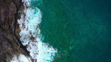 oben Aussicht von ein verlassen Küste. felsig Ufer von das Insel von Teneriffa, Kanarienvogel Inseln, Spanien. Antenne Drohne Aufnahmen von Ozean Wellen erreichen Ufer video