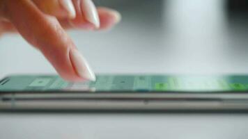mani digitando testo su smartphone avvicinamento. comunicazione concetto video