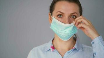 pandemisch bescherming van de covid-19 coronavirus. Kaukasisch vrouw in een medisch gezicht masker. virus bescherming. video