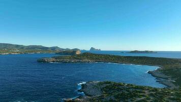 le magnifique Ibiza littoral à le coucher du soleil aérien vue video