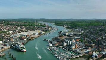 cowes och öst cowes stad på de ö av wight antenn se video