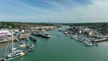 cowes och öst cowes stad på de ö av wight antenn se video