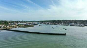 cowes un' bellissimo lungomare cittadina su il isola di wight nel il UK aereo Visualizza video